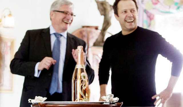 <strong>PERRIER-JOUËT｜ペリエ ジュエ</strong>　左／「ペリエ ジュエ」セラーマスターのエルヴェ・デシャン氏、右／ブラジル人現代アーティストのヴィック・ムニ―ズ氏