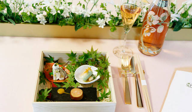 <strong>PERRIER-JOUËT｜ペリエ ジュエ</strong>　ランチを手がけたのは、京都「Stephan Pantel」のオーナーシェフ、ステファン・パンテル氏<br>シャンパンヴィネガーのしめ鯵　柿と祇園豆　ポン酢のジュレで合わせて<br>フォアグラのコンフィ奈良漬け巻き　南国フルーツソース<br>大根で包んだ海老　スパイスオイル風味