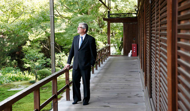 <strong>PERRIER-JOUËT｜ペリエ ジュエ</strong>　東福寺庭園を望むセラーマスターのエルヴェ・デシャン氏