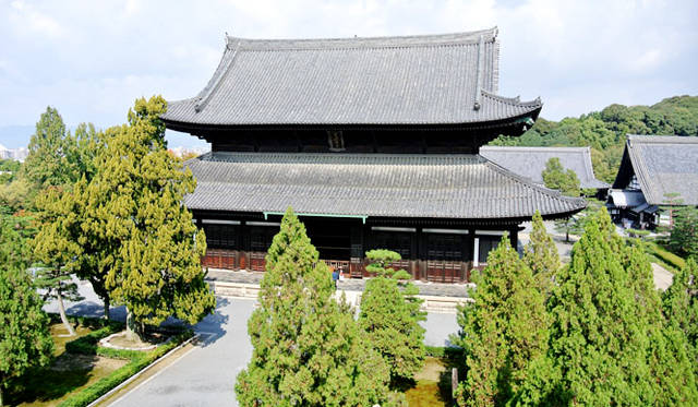 <strong>PERRIER-JOUËT｜ペリエ ジュエ</strong>　国宝の東福寺三門から東福寺を望む