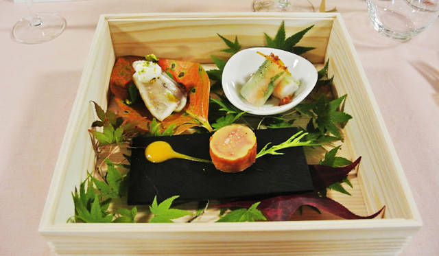 <strong>PERRIER-JOUËT｜ペリエ ジュエ</strong>　シャンパンヴィネガーのしめ鯵　柿と祇園豆　ポン酢のジュレで合わせて<br>フォアグラのコンフィ奈良漬け巻き　南国フルーツソース<br>大根で包んだ海老　スパイスオイル風味