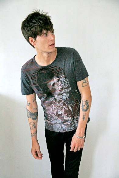 「Pretty Green × Mick Rock」 デヴィッド・ボウイTシャツコレクション モデル「Spiders from Mars」