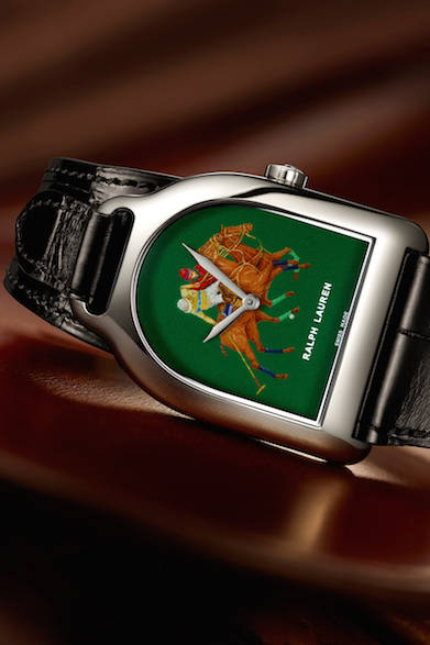 商品名のスティラップとは、馬具の鐙（あぶみ）をモチーフとしたシリーズ。<br /><br /> <strong>スティラップ エナメル ダイアル ウォッチ</strong><br /> ケース｜18Kホワイトゴールド<br /> サイズ｜縦34.3×横32.4mm<br /> ムーブメント｜手巻き（Cal.RL701）<br /> パワーリザーブ｜70時間<br /> ストラップ｜アリゲーター<br /> 防水性｜３気圧<br /> 価格｜936万3600円<br /><br />  ラルフ ローレン 表参道<br /> Tel. 03-6438-5800<br /> http://www.ralphlaurenwatches.com