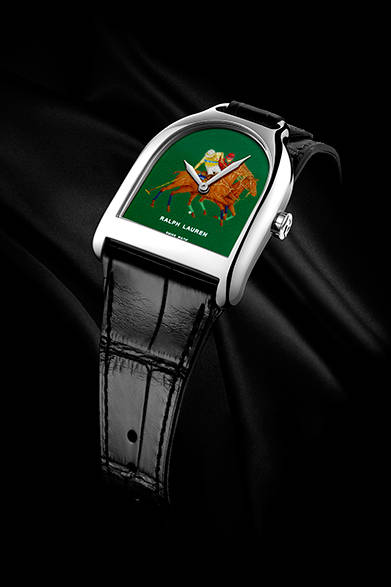 文字盤部分はグラン・フー エナメルという伝統的な技法で製作されている。<br /><br /> <strong>スティラップ エナメル ダイアル ウォッチ</strong><br /> ケース｜18Kホワイトゴールド<br /> サイズ｜縦34.3×横32.4mm<br /> ムーブメント｜手巻き（Cal.RL701）<br /> パワーリザーブ｜70時間<br /> ストラップ｜アリゲーター<br /> 防水性｜３気圧<br /> 価格｜936万3600円<br /><br />  ラルフ ローレン 表参道<br /> Tel. 03-6438-5800<br /> http://www.ralphlaurenwatches.com