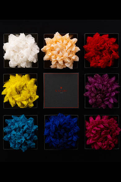 カジュアルにもパーティにも目をひくビビッドライン