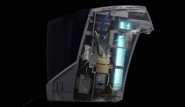 浄水器内部の活性炭フィルターでろ過された水が、らせん状のチューブを通過するときに360度からUV（紫外線）が水に当たるよう設計。さらに特殊な構造により、吐水部の先端までUVを照射する