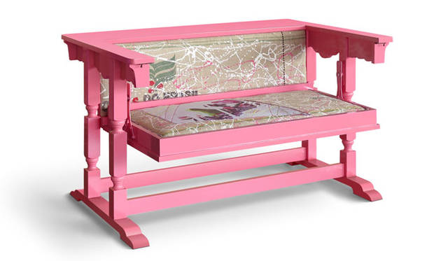 <strong>BOKJA（ボクジャ）</strong>　地中海に面するレバノンの首都ベイルートに拠点を置くHoda Baroudi（ホダ・バロウディ） とMaria Hibri（マリア・ヒブリ）による才能豊かなデザインデュオ。2000年に創設され、キリムなどの伝統的工芸に尊敬と情熱を注いできた。叙情的な色づかいが美しく、ハンドメイドならではの、クラフトマンシップを感じる高い芸術性をもった作品を生み出している