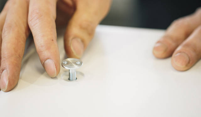 <strong>Vitsœ｜ヴィツゥ</strong>　 付属のレンチでボルトを締めるだけ