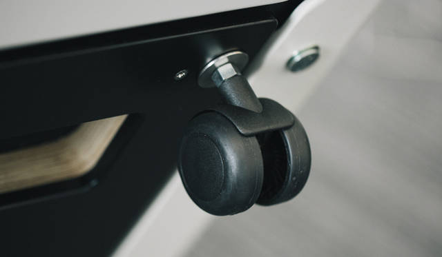 <strong>Vitsœ｜ヴィツゥ</strong>　 最後に脚を付ける