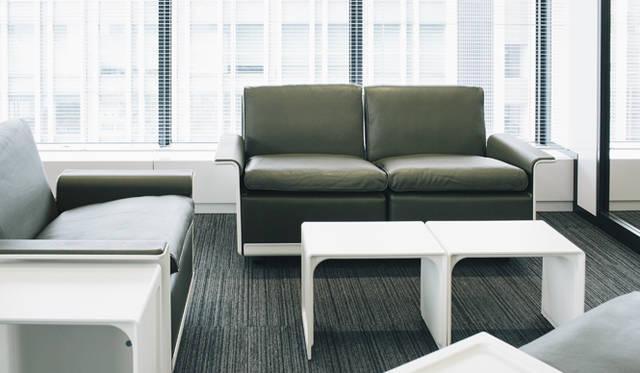 <strong>Vitsœ｜ヴィツゥ</strong>　 「620 チェア・プログラム」と「621 サイド・テーブル」