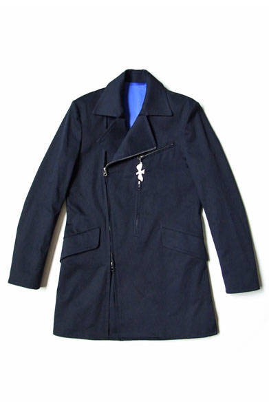 「BEAMS LIGHTS with MIC*ITAYA」 2014-15 AUTUMN&WINTER COLLECTION<br />「田舎であろうと街中であろうと、旅に出るなら友にする。朝焼けと夕焼け、昼と夜を飛ぶ白い鳩とともに旅をつづける。大胆さと繊細さ、注意深く無邪気な喜びを携え歩く走る」MENS RIDERS COAT 6万7000円