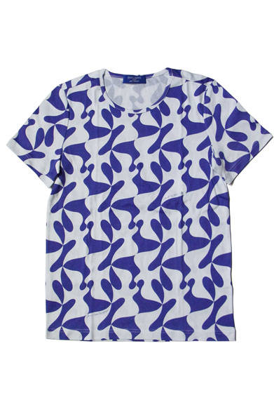 「BEAMS LIGHTS with MIC*ITAYA」 2014-15 AUTUMN&WINTER COLLECTION<br />「今まさに明けようとする大空の群青。長い夜を旅して来た鳩たちが象徴する精神が耀く。愛と平和について、私たちの旅の守護について。自由と永遠を友とする」MENS DOVE T-SHIRT 1万260円