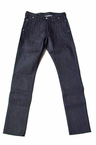 「BEAMS LIGHTS with MIC*ITAYA」 2014-15 AUTUMN&WINTER COLLECTION<br />「深い夜の青。青は褪せるのではなく愛用するほどに晴れやかに明ける。両のポケットは縦型スラックス風。コインポケットも左右それぞれに。BEAMS LIGHTS with MIC*ITAYAのシンボル、鳩ステッチのパッチポケットは一回り大きめな設え。エレガントにカジュアルに世界を旅するミッドナイトブルーのデニムパンツ」BEAMS LIGHTS with MIC*ITAYA×FULLCOUNT MENS DENIM PANTS 2万7000円