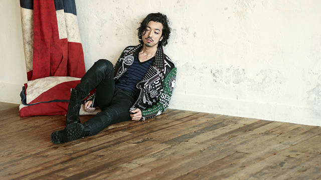 <strong>DIESEL BLACK GOLD｜ディーゼル ブラック ゴールド</strong><br /> レザーライダースジャケット49万8960円、Tシャツ1万3824円、 パンツ6万1480円、 ブーツ参考商品（すべてディーゼル ブラック ゴールド）<br /><br /><br /> <strong>金子ノブアキ｜KANEKO Nobuaki</strong><br /> 1981年生まれ、東京都出身。1997年ロックバンドRIZE結成、AA=でもドラマーとして活動、ソロとしても2014年2月に2枚目のアルバム「Historia」をリリース。10月にはRIZEの新曲「LOVEHATE 」を配信リリース、その後のツアーは全国ソールドアウトで終了。 俳優としても数多くの映画、ドラマ、CMに出演。現在、GREEゲームアプリ「消滅都市」のCM、テレビ東京系のドラマ「玉川区役所 OF THE DEAD」（毎週金曜日24:12～）、来年1月10から日スタートする日本テレビ系のドラマ「学校のカイダン」（毎週土曜日21:00～）にも出演。来春には、初のソロライブも予定している。<br /> http://www.kanekonobuaki.com