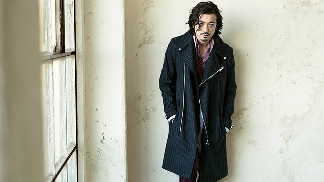  <strong>DIESEL BLACK GOLD｜ディーゼル ブラック ゴールド</strong><br /> コート17万7120円、 シャツ3万2400円、 パンツ5万1840円、ストール2万8080円（すべてディーゼル ブラック ゴールド） <br /><br /><br /><strong>金子ノブアキ｜KANEKO Nobuaki</strong><br /> 1981年生まれ、東京都出身。1997年ロックバンドRIZE結成、AA=でもドラマーとして活動、ソロとしても2014年2月に2枚目のアルバム「Historia」をリリース。10月にはRIZEの新曲「LOVEHATE 」を配信リリース、その後のツアーは全国ソールドアウトで終了。 俳優としても数多くの映画、ドラマ、CMに出演。現在、GREEゲームアプリ「消滅都市」のCM、テレビ東京系のドラマ「玉川区役所 OF THE DEAD」（毎週金曜日24:12～）、来年1月10から日スタートする日本テレビ系のドラマ「学校のカイダン」（毎週土曜日21:00～）にも出演。来春には、初のソロライブも予定している。<br /> http://www.kanekonobuaki.com