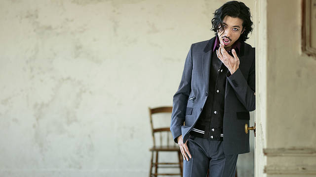 <strong>DIESEL BLACK GOLD｜ディーゼル ブラック ゴールド</strong><br /> ジャケット8万7480円、パンツ5万1840円、レザーベスト10万5840円、シャツ3万240円（すべて、ディーゼル ブラック ゴールド） <br /><br /><br /><strong>金子ノブアキ｜KANEKO Nobuaki</strong><br /> 1981年生まれ、東京都出身。1997年ロックバンドRIZE結成、AA=でもドラマーとして活動、ソロとしても2014年2月に2枚目のアルバム「Historia」をリリース。10月にはRIZEの新曲「LOVEHATE 」を配信リリース、その後のツアーは全国ソールドアウトで終了。 俳優としても数多くの映画、ドラマ、CMに出演。現在、GREEゲームアプリ「消滅都市」のCM、テレビ東京系のドラマ「玉川区役所 OF THE DEAD」（毎週金曜日24:12～）、来年1月10から日スタートする日本テレビ系のドラマ「学校のカイダン」（毎週土曜日21:00～）にも出演。来春には、初のソロライブも予定している。<br /> http://www.kanekonobuaki.com