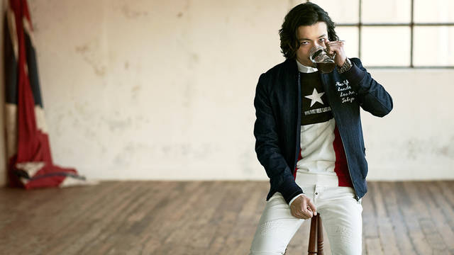 <strong>DIESEL BLACK GOLD｜ディーゼル ブラック ゴールド</strong><br /> ジャケット8万3160円、ニット4万2120円、シャツ3万4500円、デニムパンツ6万480円（すべてディーゼル ブラック ゴールド） <br /><br /><br /><strong>金子ノブアキ｜KANEKO Nobuaki</strong><br /> 1981年生まれ、東京都出身。1997年ロックバンドRIZE結成、AA=でもドラマーとして活動、ソロとしても2014年2月に2枚目のアルバム「Historia」をリリース。10月にはRIZEの新曲「LOVEHATE 」を配信リリース、その後のツアーは全国ソールドアウトで終了。 俳優としても数多くの映画、ドラマ、CMに出演。現在、GREEゲームアプリ「消滅都市」のCM、テレビ東京系のドラマ「玉川区役所 OF THE DEAD」（毎週金曜日24:12～）、来年1月10から日スタートする日本テレビ系のドラマ「学校のカイダン」（毎週土曜日21:00～）にも出演。来春には、初のソロライブも予定している。<br /> http://www.kanekonobuaki.com