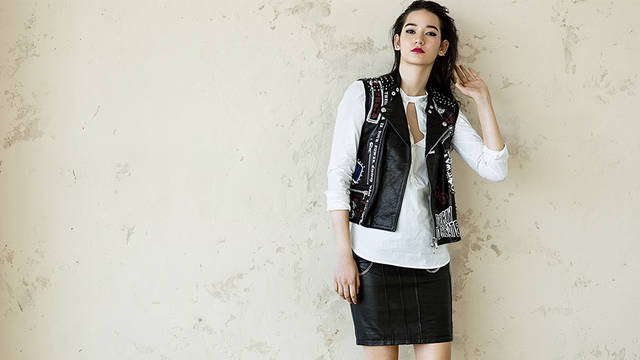 <strong>DIESEL BLACK GOLD｜ディーゼル ブラック ゴールド</strong><br />レザーライダースベスト20万5200円、シャツ3万3480円、レザースカート9万8280円（すべてディーゼル ブラック ゴールド） <br /><br /><br /> <strong>松岡モナ｜MATSUOKA Mona</strong><br />1998年生まれ、日本とアメリカのハーフ。国内外のファッションショーのほか、モード系を中心にカジュアル・ストリート系の雑誌に登場し、多数の表紙を飾る。16歳で東京のトップフォトグラファー9人がそれぞれのストーリーで撮り下ろした写真展のミューズに。2014年パリコレクションをデビューし、Chanel、Miu  Miu、Acne Studios, Kenzoのショーなどにも出演。