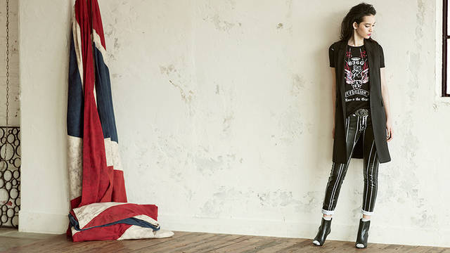 <strong>DIESEL BLACK GOLD｜ディーゼル ブラック ゴールド</strong><br /> ロングウエストコート8万7480円、Tシャツ1万4904円、デニムパンツ5万7240円、ベルト7万200円、ブーティ9万9360円（すべてディーゼル ブラック ゴールド） <br /><br /><br /> <strong>松岡モナ｜MATSUOKA Mona</strong><br />1998年生まれ、日本とアメリカのハーフ。国内外のファッションショーのほか、モード系を中心にカジュアル・ストリート系の雑誌に登場し、多数の表紙を飾る。16歳で東京のトップフォトグラファー9人がそれぞれのストーリーで撮り下ろした写真展のミューズに。2014年パリコレクションをデビューし、Chanel、Miu  Miu、Acne Studios, Kenzoのショーなどにも出演。