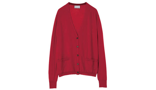 定番的に作り続けているジョン・スメドレー社別注ニット。ゆったりとしたシルエットのリラックスVネックカーディガン。イタリーヤーンのウール素材。ニット4万5000円（マーガレット・ハウエル） 