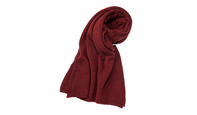 スコットランド製のロング丈マフラー。伝統的なファクトリーブランドへ別注した、カシミヤ100%のリッチな肌触り。カシミヤマフラー3万9000円（マーガレット・ハウエル） 