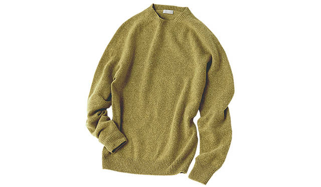 スコットランドのニットファクトリーによる、一着丸ごと編み機で仕上げるホールガーメント製法を採用したニット。独特な雰囲気をもつ、メイズという色は2015年春夏シーズンのキーカラーだ。コットンカシミヤニット4万7000円（マーガレット・ハウエル） 