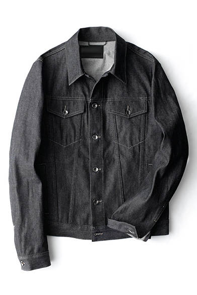 <strong>MENS｜</strong>ベーシックなトラッカータイプのデニムジャケット。生地はハリのあるリジットで、ボタンにはオーセンティックなドーナツボタンを採用。胸ポケットはアウトパッチにせず、ミニマルな表情となっている。デニムジャケット5万7240円（ディーゼル ブラック ゴールド）