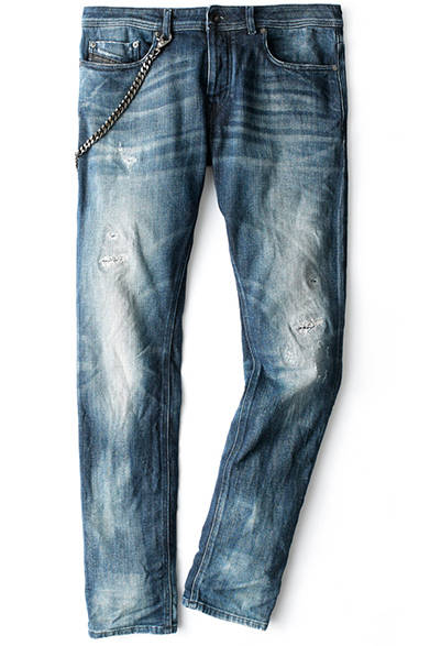 <strong>MENS｜</strong>日本のデニム生地をイタリアで仕立てた、新作のデニムシリーズ。ダメージ加工も大人にふさわしいサジ加減で、ウォレットチェーンもアクセントに。打ち抜きのリベットやドーナツボタンなど、デニムのオリジンにこだわったつくり。デニム7万2000円（ディーゼル ブラック ゴールド）