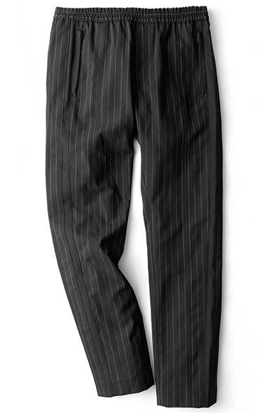 <strong>MENS｜</strong>ストライプの端正な雰囲気ながら、ウエストはリラックス感のあるドローコードで仕立てたパンツはドレスにも、カジュアルにも使える便利な一本。サイドは側章のような切り替えを入れることで、よりドレッシーな着こなしにも映える仕様に。パンツ4万8600円（ディーゼル ブラック ゴールド）