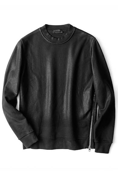 <strong>MENS｜</strong>身頃とアームにグラデーションをかけた、レザー風のコーティングが独特。サイドにジッパーをつけて、シンプルながらもロックな個性を主張するデザインは、インナー使いしても十分に存在感をアピールするだろう。カットソー3万8880円（ディーゼル ブラック ゴールド）