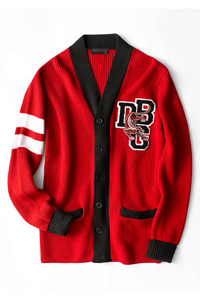 <strong>MENS｜</strong>コットン×ウールのミドルゲージのカーディガンは、ややプレッピーを意識したかのようなデザイン。オーバーサイズ気味で着こなしたり、タイトなデニムとあわせて、ボリュームにコントラストをつけたスタイリングがおすすめだ。カーディガン7万8840円（ディーゼル ブラック ゴールド）