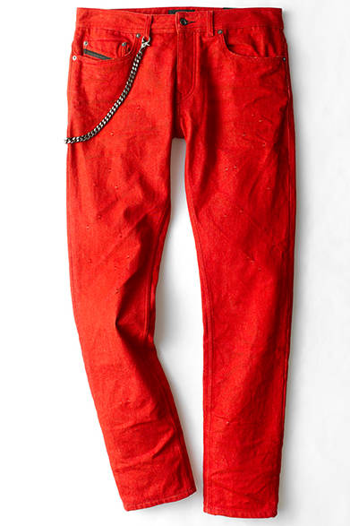 <strong>MENS｜</strong>日本のデニム生地をイタリアで仕立てた、新作のデニムシリーズのカラーバージョン。ムラのある発色で味わいを醸し出し、小さな孔を穿ったダメージ加工もシンプルで上品。ジャケットスタイルともマッチする美脚シルエットにも注目。デニム8万7480円（ディーゼル ブラック ゴールド）