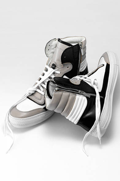 <strong>MENS｜</strong>シンプルな配色でつくられたハイカットスニーカーは、サイドにジッパーをつけることで、シューレースを結んだままでも着脱が容易に。タイトなデニムをブーツインしたり、クロップド丈と合わせたり、幅広く活躍してくれる。スニーカー7万3440円（ディーゼル ブラック ゴールド）