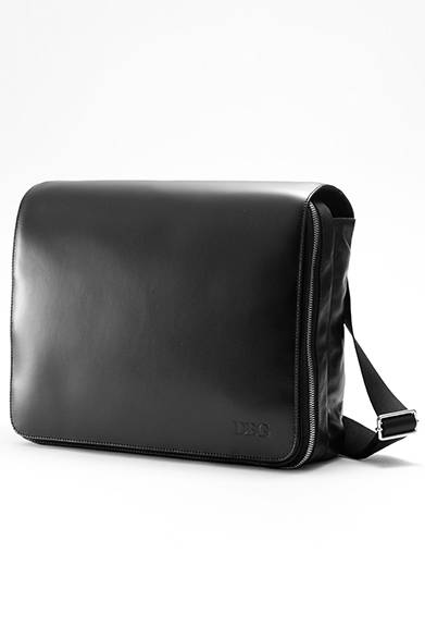 <strong>MENS｜</strong>フラップ部分にブランドのロゴを型押ししたレザーのショルダーバッグ。ボディ部分には柔らかいレザーを使い、身体ヘのフィット感を高めているあたりも秀逸。フラップ内部のポケットには緩衝材も入っており、タブレット端末を収納するのにも便利。[W34×H29×D10cm]、バッグ9万7200円（ディーゼル ブラック ゴールド）
