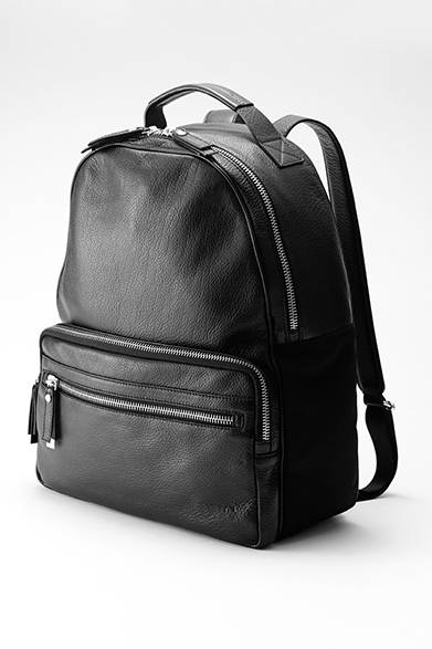 <strong>MENS｜</strong>高級感のあるシボ入りレザーを前面に使ったバックパックは、サイド下部と背面をナイロンに切り替えて、実用的な軽さを追求。異素材コンビにすることで、子どもっぽくならない見た目に仕上がっているのも特徴的。［W35×H39×D18cm]、バッグ11万6640円（ディーゼル ブラック ゴールド）