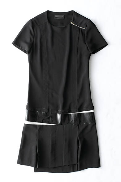 <strong>WOMENS｜</strong>ショルダーにジッパーをつけることで、エッジを効かせたミニ丈のドレス。腰の位置にはロカビリーのデモテープからインスピレーションを得た光沢のある素材をあしらって、一枚で着てもフラットな印象にならないアイデアが注がれている。ドレス8万5320円（ディーゼル ブラック ゴールド）
