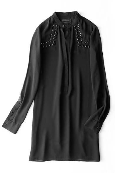 <strong>WOMENS｜</strong>ショルダーヨークの部分にウエスタン風のスタッズをあしらい、今季らしいロカビリーテイストに。アーム部分の素材はシアーな質感のもので、深めの胸元の開きと相まって大人っぽい雰囲気を演出。ドレス5万1840円（ディーゼル ブラック ゴールド）