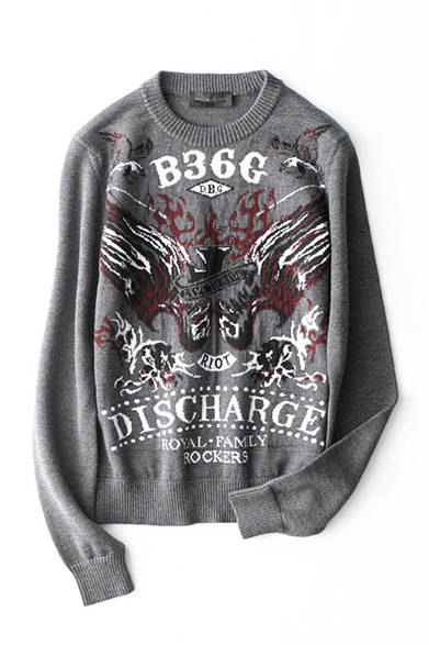 <strong>WOMENS｜</strong>アイコニックなパターンをジャカードで表現したニットは、モノトーンをベースにしたカラーパレットにボルドーの差し色が効いた一枚。一枚着としてはもちろんインナー使いすれば、絶妙なスパイスとして活躍してくれる。ニット5万5080円（ディーゼル ブラック ゴールド）