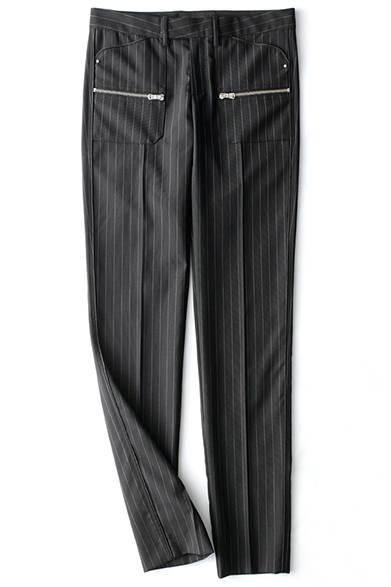 <strong>WOMENS｜</strong>ジャケットとセットアップで着こなせる、同素材のドレスパンツ。L字ポケットでカジュアルテイストを取り入れたデザイン。スリムなシルエットに加え、ジッパーポケットがロックテイストを演出。不良っぽさはありながら、シックな大人の着こなしに映える。パンツ5万7240円（ディーゼル ブラック ゴールド）