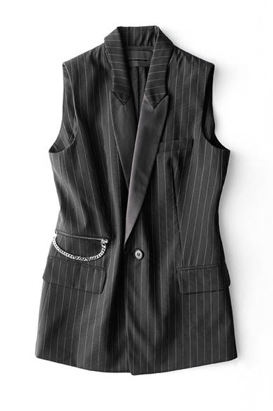 <strong>WOMENS｜</strong>ピンストライプのウエストコート。ラペル部分をサテン素材で切り替えたタキシードディテールを取り入れているので、コーディネートにほど良いドレス感をもたらしてくれるのもメリット。ウエストコート6万5880円（ディーゼル ブラック ゴールド）