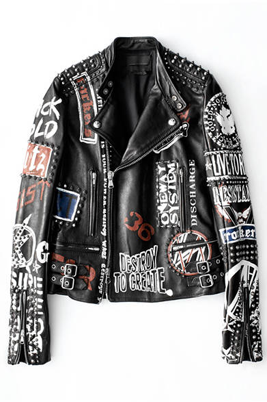 <strong>WOMENS｜</strong>味のあるペインティングが目を引く銀座店限定のレザーライダース。ショート丈で軽快に着こなせるのはもちろん、肩やアームなど随所にあしらわれたスタッズによって、さらなる個性が強調されているのもポイント。レザーライダースジャケット33万480円［DIESEL GINZA限定］（ディーゼル ブラック ゴールド）