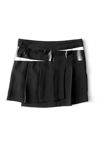 <strong>WOMENS｜</strong>ミニ丈のスカートは、同素材のドレスのように、腰元に光沢のある素材をあしらったデザイン。アシンメトリーなフロントの表情も相まって、50年代をイメージさせるロカビリーなデザインとなっている。スカート5万1840円（ディーゼル ブラック ゴールド）