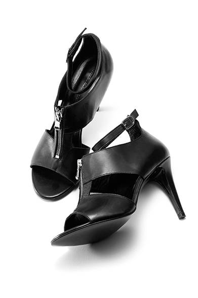 <strong>WOMENS｜</strong>オープントゥのサンダルはアンクルストラップがついた、シックなデザイン。ブラックレザーと絶妙なコントラストを描く、シルバーのジッパー使いによって、今シーズンのテーマにふさわしいロックな仕上がりに。サンダル8万4240円（ディーゼル ブラック ゴールド）