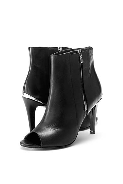 <strong>WOMENS｜</strong>オープントゥタイプのブーティー。サイドのジッパーやヒール部分にメタルパーツの素材を用いることで、エッジの効いたデザインに。トゥの部分や足首からちらりとソックスを覗かせる今年らしいスタイルも楽しめる。ブーティー9万9360円（ディーゼル ブラック ゴールド）