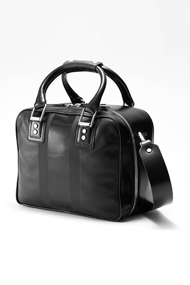 <strong>WOMENS｜</strong>質感の異なる加工でラインを施したボストンバッグ。シンプルながらもひねりの効いたデザインは、コーディネートに洒脱なアクセントを加える名脇役として活躍してくれる。[W28×H22×D13cm]、バッグ11万5560円［DIESEL GINZA限定］（ディーゼル ブラック ゴールド）