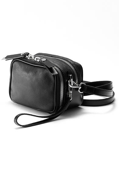 <strong>WOMENS｜</strong>クラッチのようなもち方と、ショルダーストラップを使った肩掛けの両方のスタイルで使えるミニクラッチ。パーティーシーズンのドレスに合わせれば、コーディネートにロックテイストな遊びをプラスしてくれる。[W14×H10×D9cm]、バッグ6万2640円（ディーゼル ブラック ゴールド）