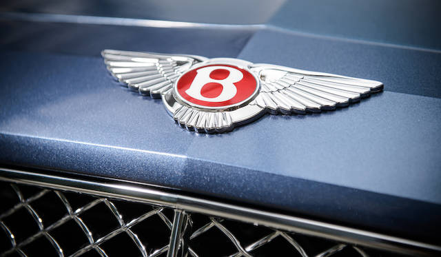 Bentley Flying Spur V8|ベントレー フライングスパー V8 ベントレー ロゴの中心部は、W12のブラックにたいし、V8はレッドに塗り替えられる