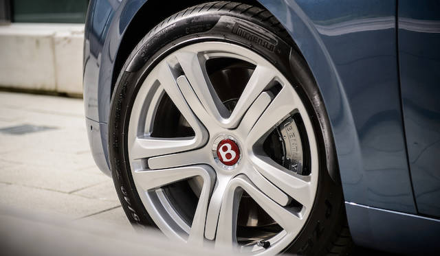 Bentley Flying Spur V8|ベントレー フライングスパー V8 ベントレー ロゴの中心部は、W12のブラックにたいし、V8はレッドに塗り替えられる