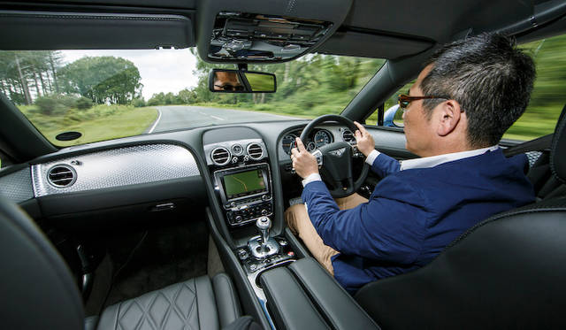 Bentley Flying Spur V8|ベントレー フライングスパー V8 ハンドルを握るのは大谷達也氏。ピカデリー・サーカス脇のホテルからイギリス南部のニューフォレストまでの往復250kmほどを走行した