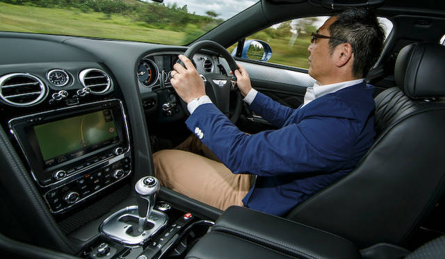 Bentley Flying Spur V8|ベントレー フライングスパー V8 ハンドルを握るのは大谷達也氏。ピカデリー・サーカス脇のホテルからイギリス南部のニューフォレストまでの往復250kmほどを走行した